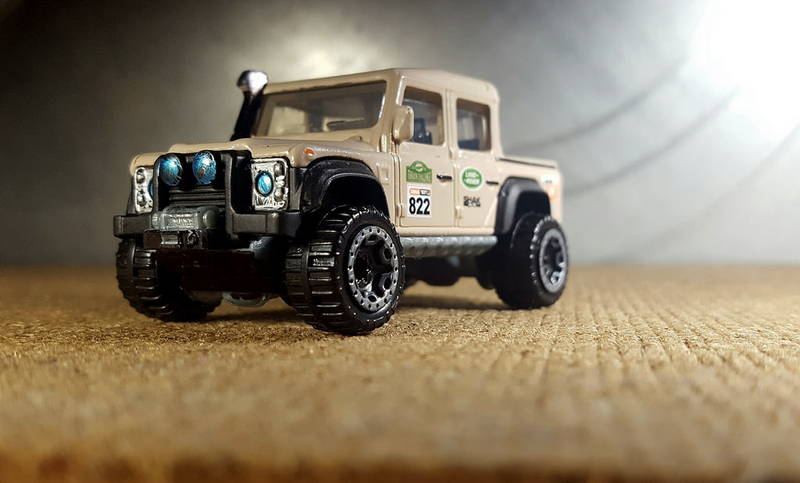 Illustration for article titled A beige Land Rover